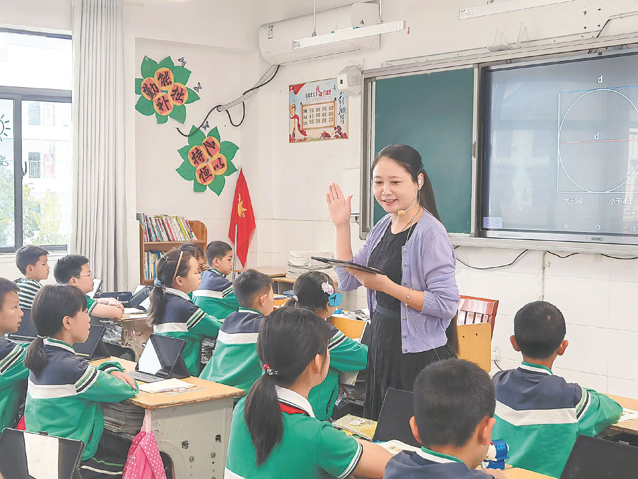 南门小学特级教师丁艳为同心小学学生授课。（资料图片）王昌余 摄
