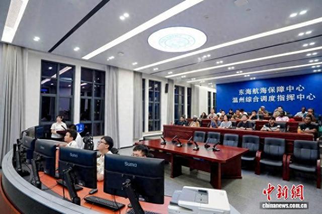 学员们学习交流航标管理先进技术。 冯天璇 摄